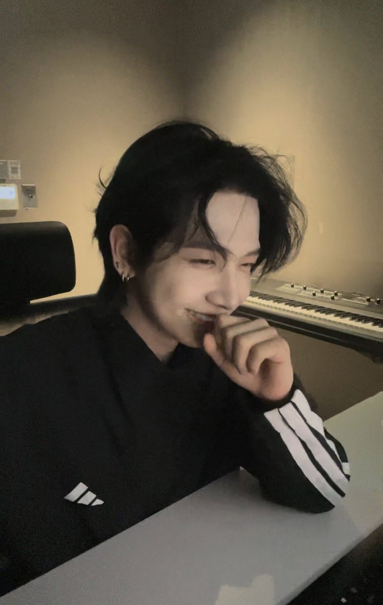 ppi_0530's tweet photo. 260221 “999” 명재현 위버스 라이브

웃는게 너무 이뻐서 항상 웃게 만들어주고 싶어 https://t.co/rn8C9LE3zj