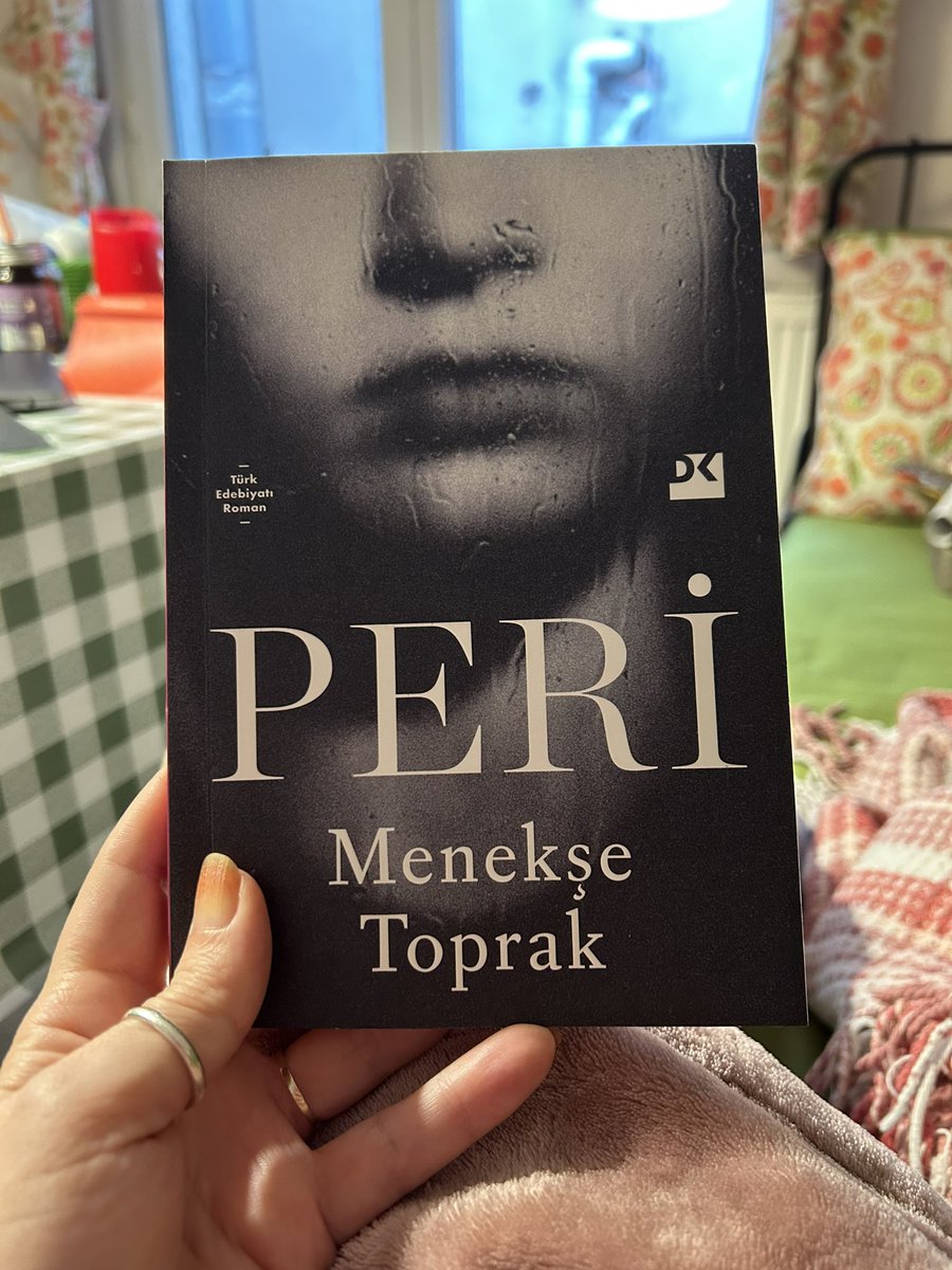 “peri”yi okumanın zorluğundan behsetmiştim. bir kadın olarak, kız çocuklarının nerelerden geçtiğini hatırlayan biri olarak… ama öyle iyi yazılmış bir roman ki hele şu dönemde herkesin de okumasını isterim. daha uzun yazacağım. elinize sağlık <a href="/MenekseToprak/">Menekşe Toprak</a>