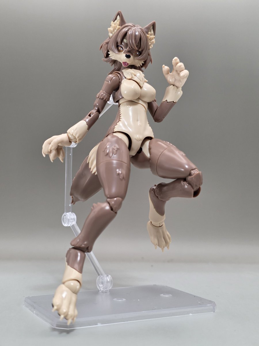 けもプラ高ケモにて完成～(*ﾟ∀ﾟ*)♪
大きさは皇巫・FAガールサイズだけどケモケモヘッドは小さい&amp;大きいボディでも似合いそうな気がする～w
.....あとはケモいポーズが難しいと言うかよく解らんからケモ子で勉強せねば！( ﾟ∀ﾟ)