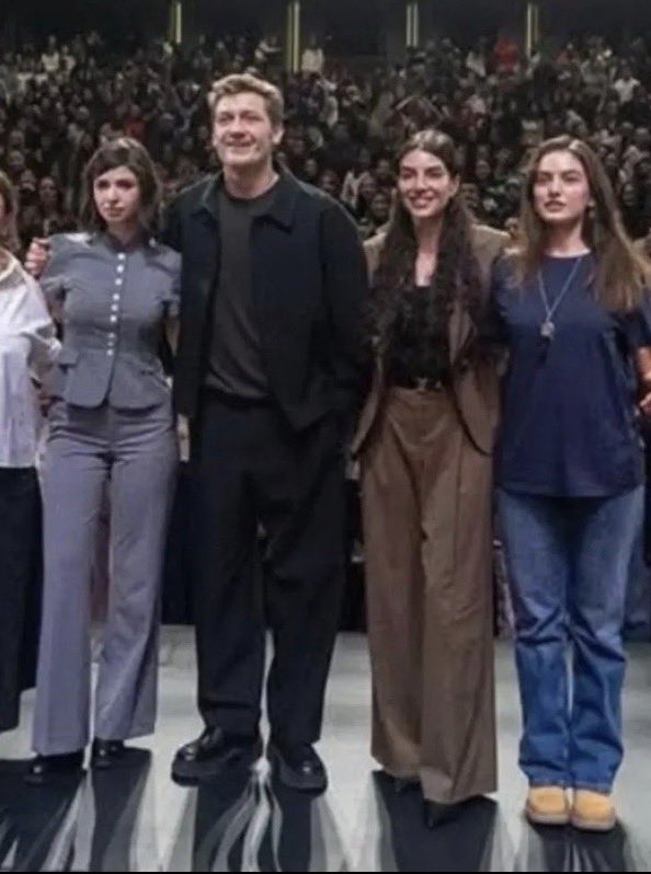 tvkrali's tweet image. Zeynep torpili biri anlayın artık dizide olsun ve gercek hayatta hep güzel kıyafetler ona veriliyor Ava yamana kıyafet bile verilmiyor daha cok sahneler hep zeynepe yazılıyor senaristle cok yakın olduğu için hepsini açıklıcam yakında takipte kalın