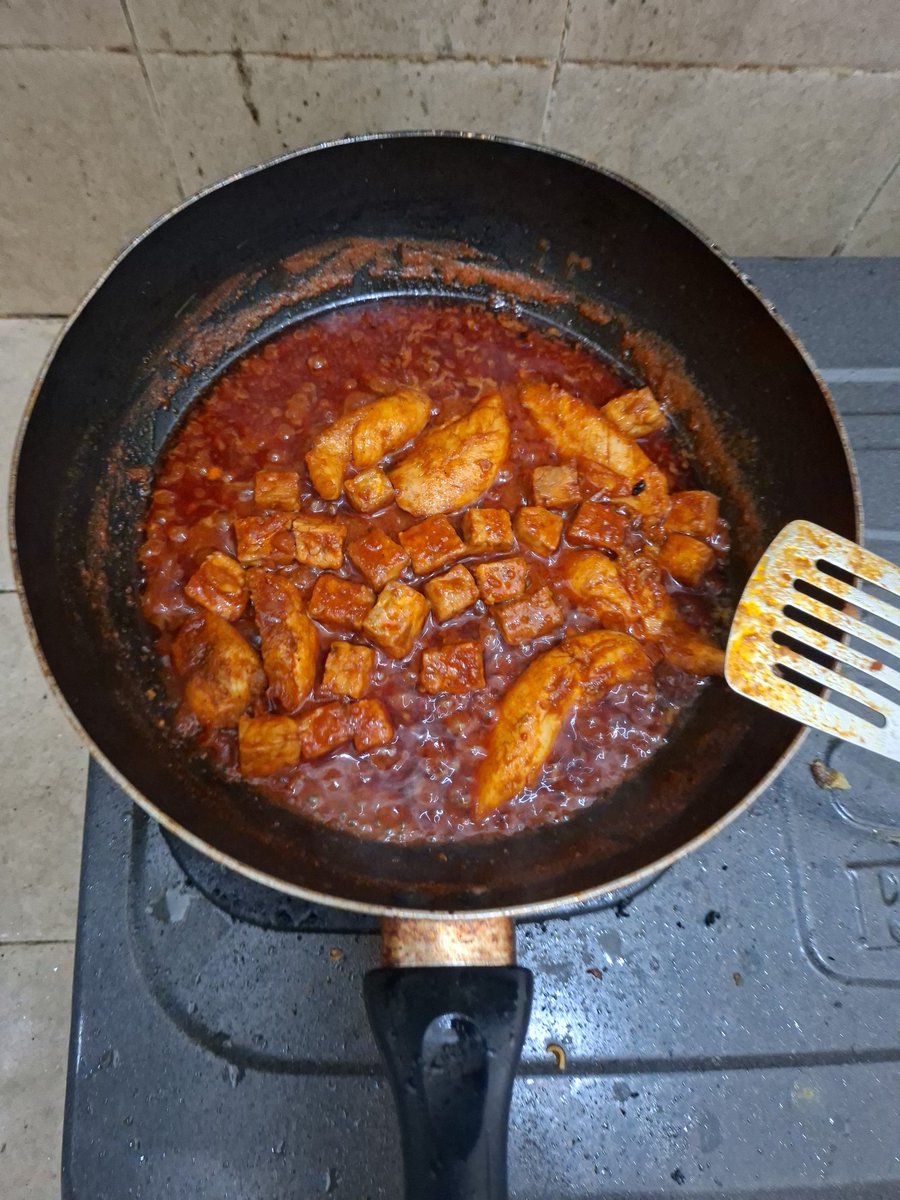 Laki bisa masak atau engga, itu tergantung kemauan.
Semoga di foto ini gada muka ......