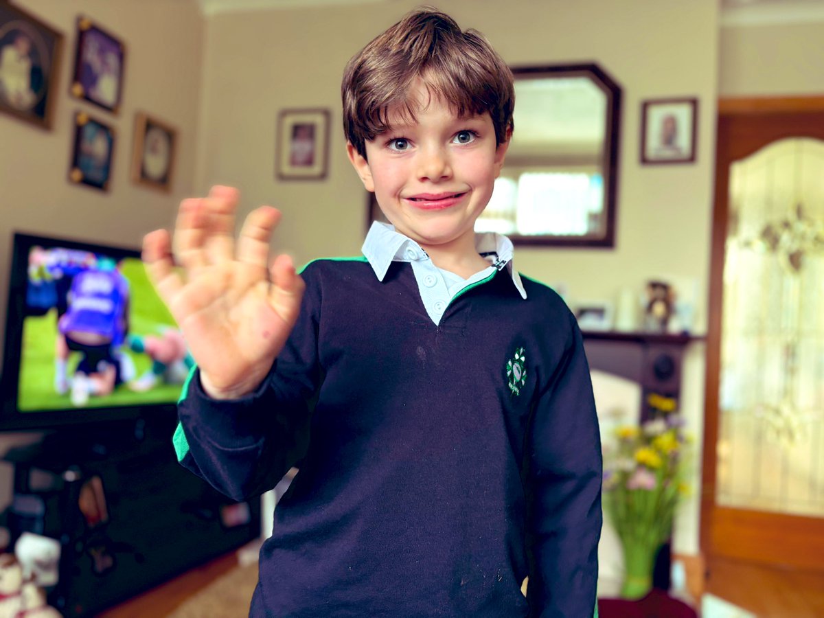 PadraigBelton's tweet image. I don’t dare breathe it, but this is just a lovely first 20 minutes to watch, Gibson-Park and Lowe giving glimmers of Ireland of old. And with a little fellow, wearing all his new Ireland kit for his birthday. #ENGvsIRE #ENGvIRE #SixNationsRugby