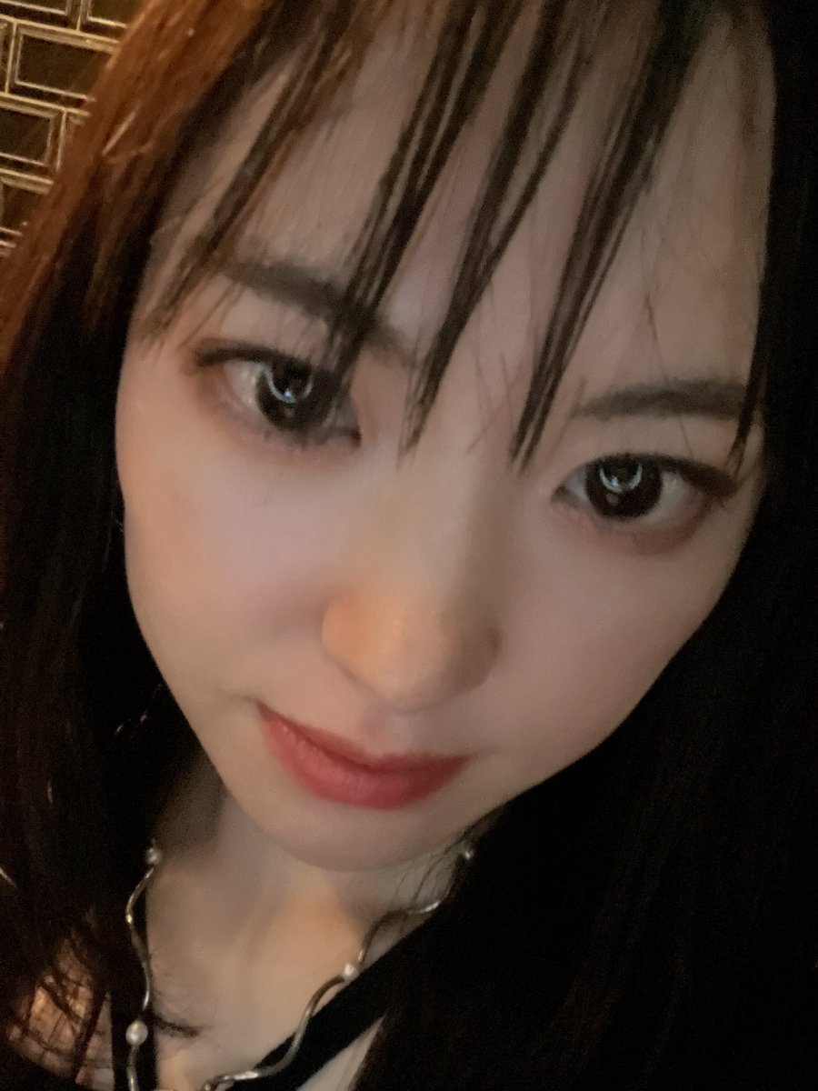 今日夜ご飯食べた所のトイレの鏡が青白く光ってて映えだった