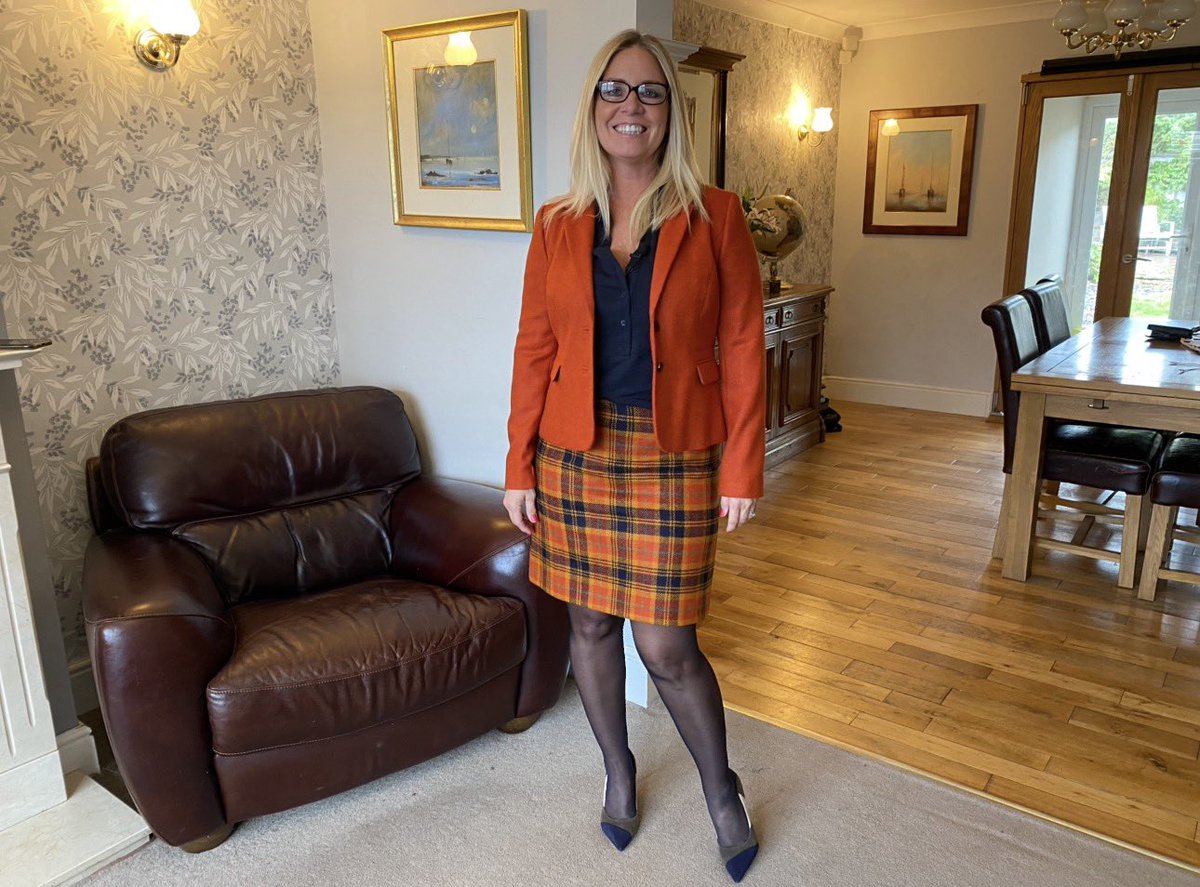 smokeyplaces20's tweet image. Work outfit check-in ❤️ Hobbs skirt &amp;amp; jacket, Dune stilettos 👠 and navy tights 💋 Smart and comfy for the office ✨
Links: foxygeekgirl.com
 #OfficeOOTD #WorkdayStyle #UKStyleDaily #SmartCasual #EverydayOutfit