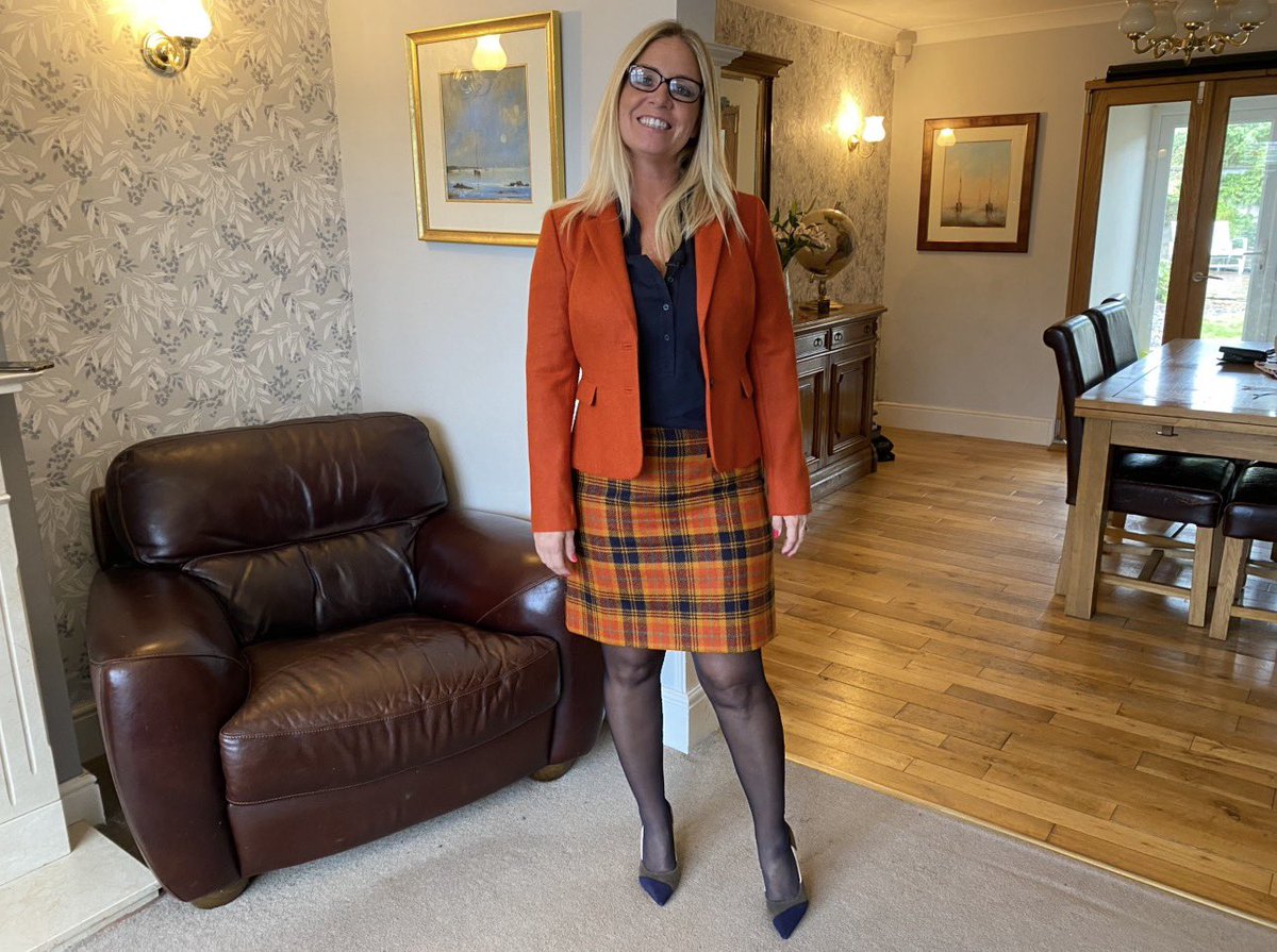 smokeyplaces20's tweet image. Work outfit check-in ❤️ Hobbs skirt &amp;amp; jacket, Dune stilettos 👠 and navy tights 💋 Smart and comfy for the office ✨
Links: foxygeekgirl.com
 #OfficeOOTD #WorkdayStyle #UKStyleDaily #SmartCasual #EverydayOutfit