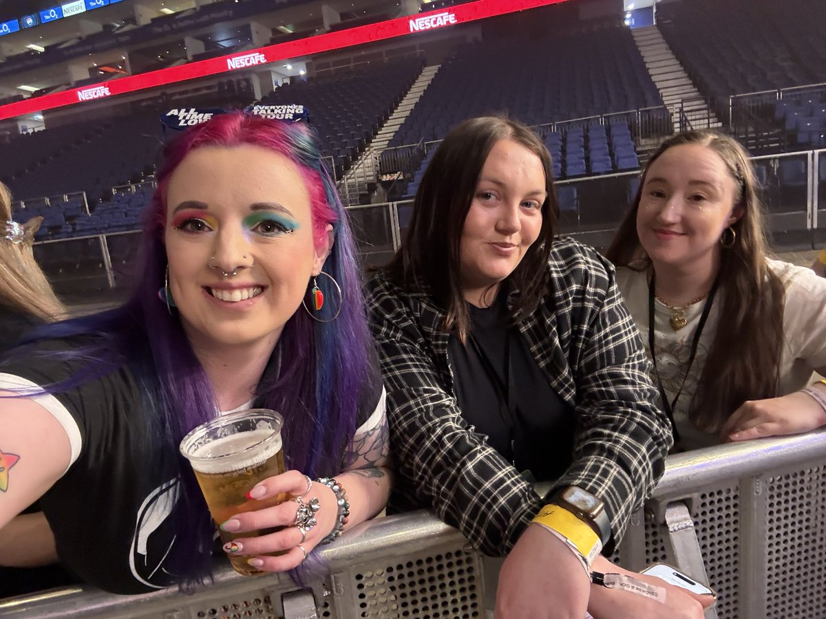 criticalvxins's tweet photo. I wish I could show 2015 me what I’m doing now and how happy this band and these friends still make me. I’d be in awe of myself https://t.co/sLlgMR3Cwy