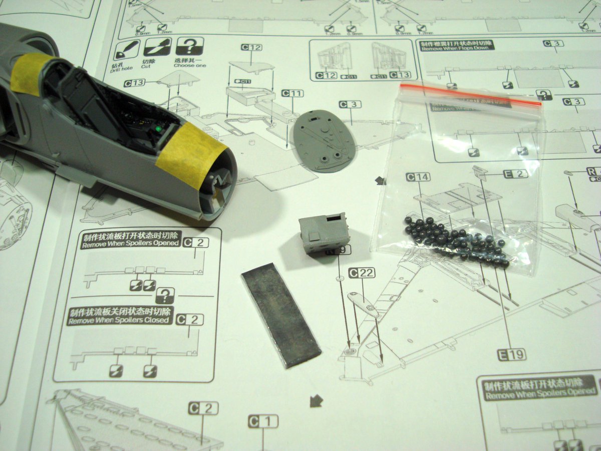 mosuke_models's tweet photo. 粒状のオモリが付属していて電子機器の箱の中に入れるみたいですが、今回は普通の板鉛に変更してコックピットとの隙間に接着しました。電子機器箱も作り直す予定ですが資料が見つからない・・・
#模型 #プラモデル #スケールモデル #scalemodels https://t.co/gXocg3gqFR