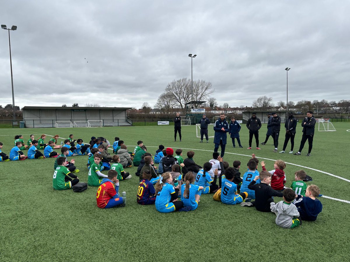 HendonFC's tweet photo. 💚 Pre-Match at SJP 💚

Great to see our Hendon Youth teams out on the pitch ahead of today’s clash 👏⚽

Brilliant to have the First Team and Ben joining in, moments like this show what our club is all about, from youth to senior football. https://t.co/9I80axbgYA