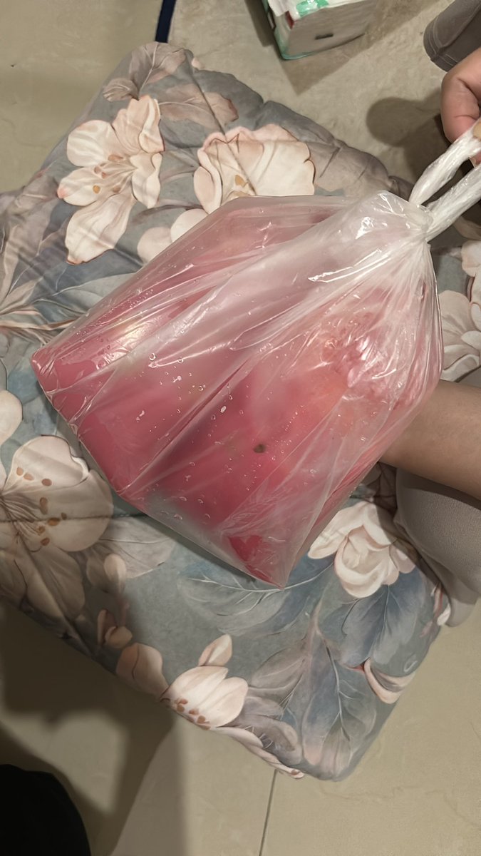 arrasau's tweet photo. ada yang mau ga es buah 2, GRATISSS tapi ambil d kos 🙂‍↕️ https://t.co/Im5Qt1DQ7P