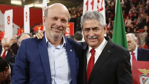 CabineSport's tweet photo. João Gabriel, antigo diretor de comunicação do Benfica, visa Luisão:

"A primeira reação foi insensata e precipitada, o extenso comunicado 24 horas depois foi uma torpe tentativa de justificar o injustificável.

Dizer que “o Benfica é a sua segunda pele” implica agir com memória, equilíbrio e sentido de justiça. Quando se crucifica com ligeireza um colega de profissão, sem prova irrefutável, a imprudência e a leviandade tornam-se inevitavelmente parte do debate.

Em 2012, num jogo particular, Luisão agrediu um árbitro. Foi na Alemanha, frente ao Fortuna Düsseldorf. A estrutura profissional do Benfica mobilizou-se e, lutando contra a evidência das imagens, conseguiu que o castigo aplicado fosse simbólico face à gravidade do sucedido. Eu vivi na primeira pessoa esse episódio e o tudo o que se seguiu.

Catorze anos depois, a milhares de quilómetros de distância, o mesmo Luisão decide “condenar” um colega de profissão que, por acaso, veste a pele que Luisão assume agora como segunda.

A imprudência, a leviandade e a parcialidade da acusação revelam imaturidade e um défice de equilíbrio. Luisão não aprendeu nada com o que já viveu, e isso diz mais sobre ele do que sobre o que diz ou pensa.

Luisão tem, e terá, lugar na história do Benfica, mas nunca teve um comportamento exemplar enquanto atleta. Luís Filipe Vieira foi sempre atendendo às exigências do então capitão, que a cada ano fazia do contrato assinado letra morta. 

Vieira foi sempre aumentando salários e renovando-lhe os contratos, mesmo quando já não era primeira opção. Foi também o então presidente do SL Benfica que o integrou na estrutura do clube quando a carrreira em campo acabou. 

Após a detenção de Vieira, em 2021, Luisão foi talvez o único jogador que, nas dificuldades, ignorou Vieira. A falta de gratidão também define o carácter das pessoas."