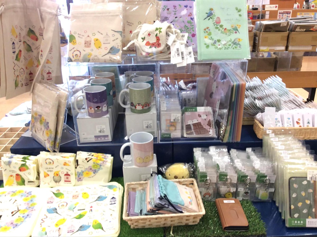 【POP UP開催のご案内】ことりの雑貨が大集合！＃ことりマーケットを期間限定で4/12まで開催中です！文具、雑貨、アクセサリーまで、色「とり」「どり」のことりをモチーフにした商品を販売しております。あまりグッズ化されないレアな鳥もいるかも！？＃カルコス各務原店 ＃シマエナガ