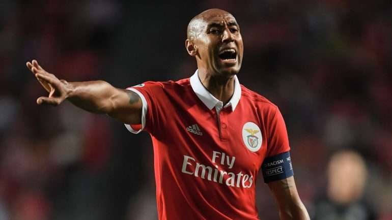 João Gabriel, antigo diretor de comunicação do Benfica, visa Luisão:

"A primeira reação foi insensata e precipitada, o extenso comunicado 24 horas depois foi uma torpe tentativa de justificar o injustificável.

Dizer que “o Benfica é a sua segunda pele” implica agir com memória,