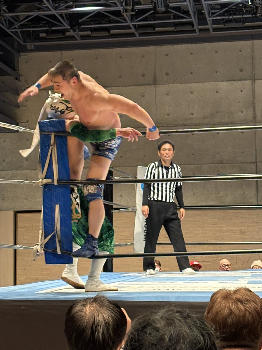 KING__TORA's tweet photo. プロレスJTO観戦！自分は昔は超プヲタでしたが最近はかなり落ち着いてたので、TAKAみちのくの今の団体、くらいの予備知識のみでの観戦でしたが若い選手がバチバチと躍動していて、メチャ面白い大会でした😊。しかし最近の女子選手はビジュが良いね😆、もちろん男子もゴツくて迫力満点でした！
 #pw_jto https://t.co/3Gi0r2ODAw
