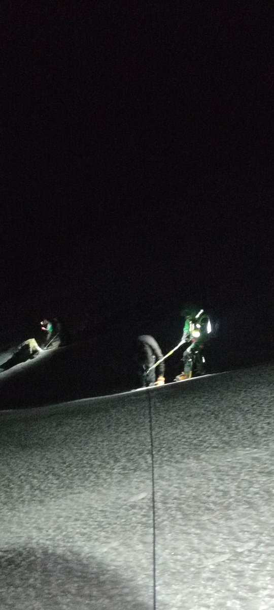 GCSegovia062's tweet image. #Rescate en Peñalara  
El GREIM de Navacerrada, coordinado por la COC de Segovia, evacúa a 4 jóvenes atrapados en una ladera helada tras una peligrosa caída. Operativo en condiciones extremas, todos a salvo.
#GuardiaCivil #GREIM #COC