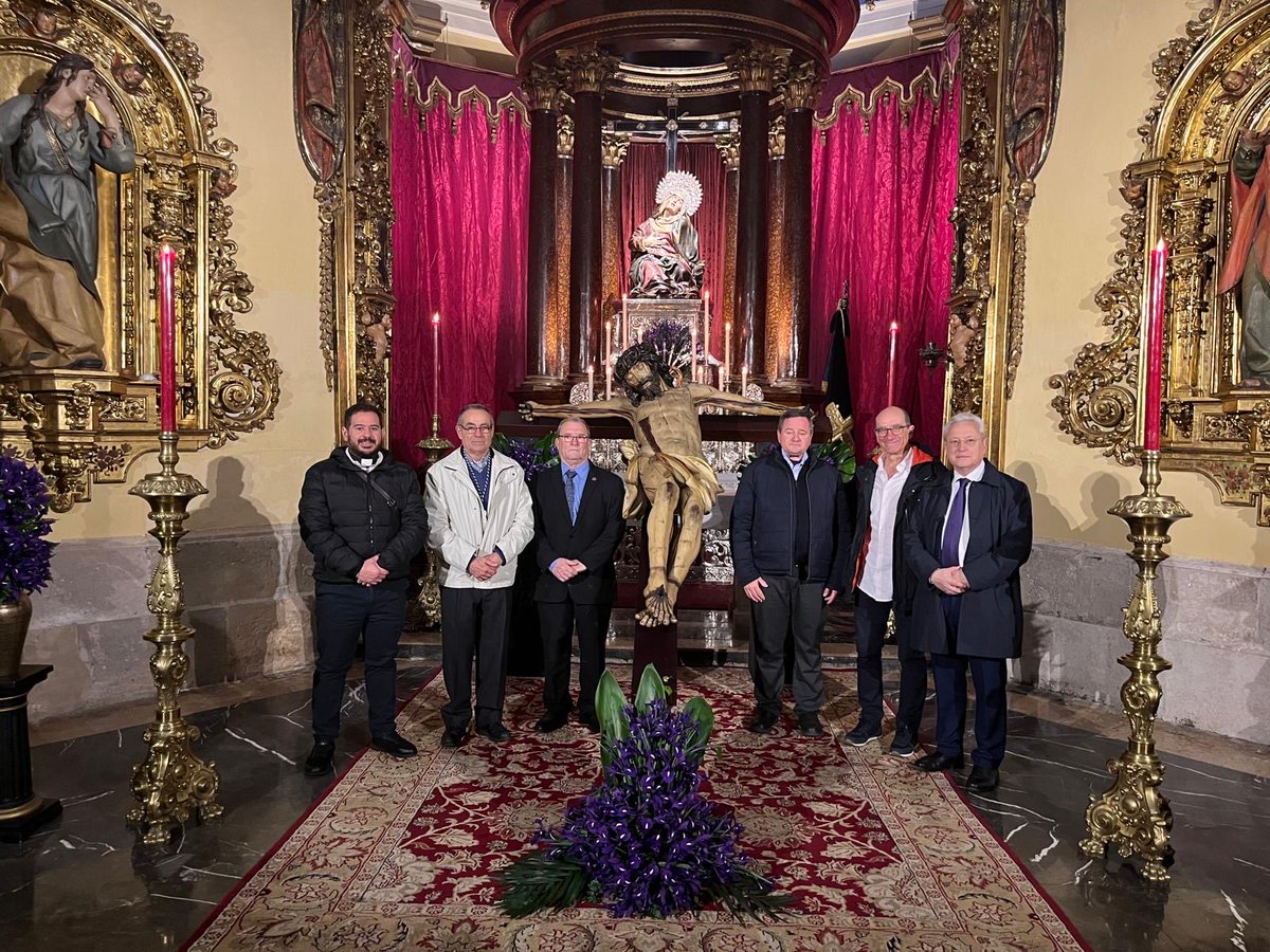 Hoy hemos participado en el besapiés del Cristo de los Carboneros, en Valladolid, junto a nuestros hermanos de  <a href="/angustiasva/">Cofradía de las Angustias</a> y <a href="/DespojadoVA/">Despojado Valladolid</a> 

Fe compartida y fraternidad que nos une.

💙🤍 #FraternidadCofrade #Valladolid #CristoDeLosCarboneros