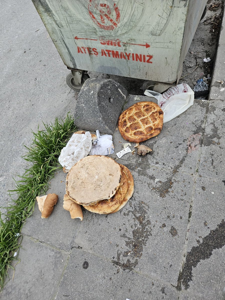 Ramazan ayının 3. günü daha

Bir toplumun değerlerini ayakta tutan adetlerden biridir, israf etmemek.
