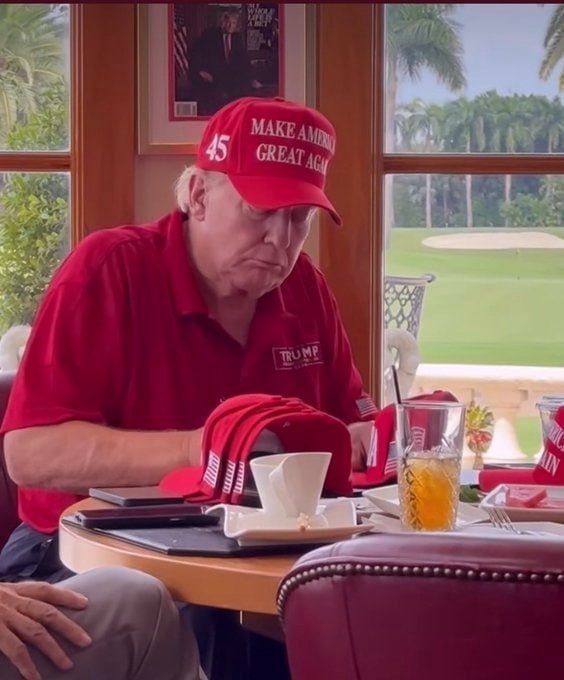 StandUpForTrmp's tweet image. 🚨BE HONEST: 

DO YOU BELIEVE DONALD TRUMP IS A GOOD MAN? 

A. YES 
B. NO