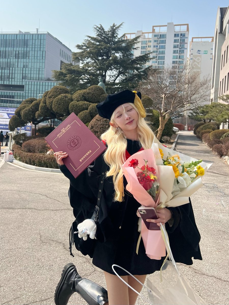 geeniusofficial's tweet photo. #예영이예영

졸업했어요!!! 🎓💐 드디어 내가 척척학사~! 
복수전공 내가해냄...! 
축하해주신 모든 분들과 졸업식에 찾아와주신 회사분들, 멤버들, 가족들 고맙습니다🩷

#지니어스 #Geenius
#예영 #Yeyoung #イェヨン https://t.co/4D1Ha5JPR9