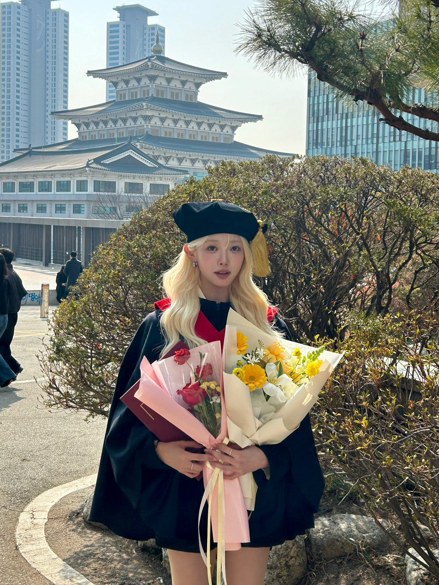 geeniusofficial's tweet photo. #예영이예영

졸업했어요!!! 🎓💐 드디어 내가 척척학사~! 
복수전공 내가해냄...! 
축하해주신 모든 분들과 졸업식에 찾아와주신 회사분들, 멤버들, 가족들 고맙습니다🩷

#지니어스 #Geenius
#예영 #Yeyoung #イェヨン https://t.co/4D1Ha5JPR9