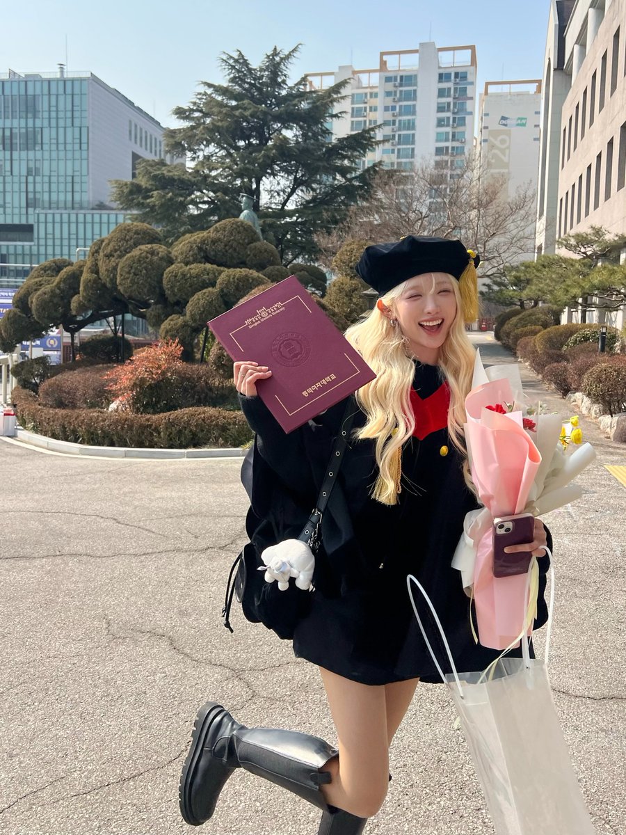 geeniusofficial's tweet photo. #예영이예영

졸업했어요!!! 🎓💐 드디어 내가 척척학사~! 
복수전공 내가해냄...! 
축하해주신 모든 분들과 졸업식에 찾아와주신 회사분들, 멤버들, 가족들 고맙습니다🩷

#지니어스 #Geenius
#예영 #Yeyoung #イェヨン https://t.co/4D1Ha5JPR9