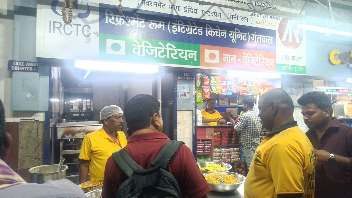 Lead126's tweet photo. @RailwaySeva @RailMinIndia @Srdcmgtl I purchased one lemon rice packet @ Platform No. 7, Guntakal Rly Station.vendor charged ₹50,whereas IRCTC approved price is ₹30. Almost 10+ stalls on the same platform are charging the same higher price. The packet contains aprox. 300 gms https://t.co/1QuzbZu6KB