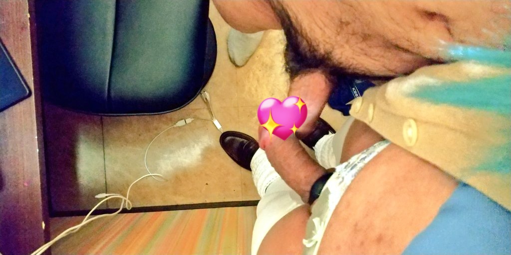 aaaaaaa23807947's tweet photo. 急遽合流したフォロワーさんと個室でいちゃいちゃ。りょうこのパンティを履いたりおちんちんキスをしたり♥️
#女装
#女装校生
#セーラー服 https://t.co/ml20Jhic3p