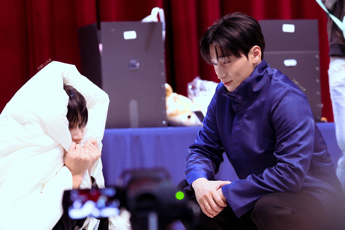 하 저런옷입고 로맨스 눈빛
정우용씨는언제부터그렇게예뻤나 하실거같네
(이게뭔지아시는분은건강검진을받으시길바랍니다,)