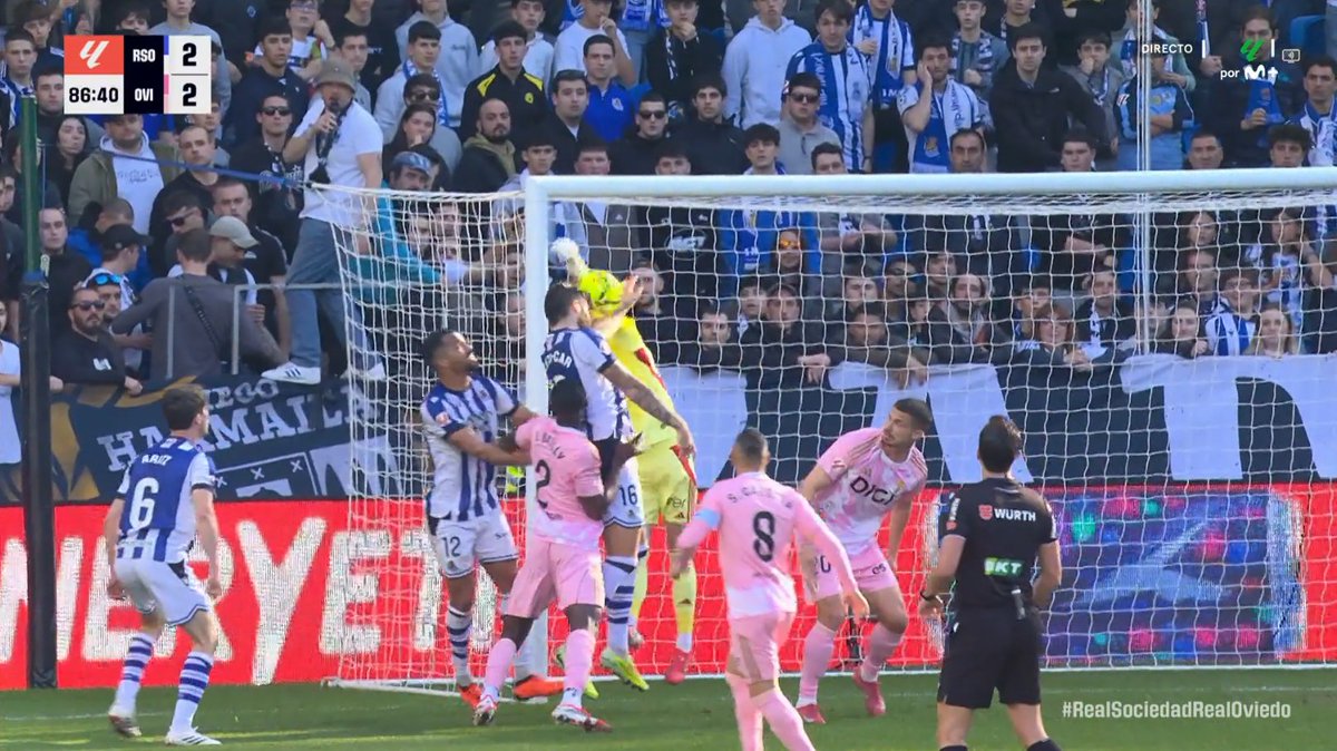 🖥️💥 Catastrófico arbitraje de Munuera Montero y el VAR en Anoeta.

👉🏻 Ćaleta-Car sujeta el brazo de Escandell de forma constante, impidiendo al guardameta disputar el balón.

❌ 𝗙𝗔𝗟𝗧𝗔 𝗠𝗨𝗬 𝗖𝗟𝗔𝗥𝗔.

▪️ El VAR, en la línea del CTA, volvió a pasar de intervenir.