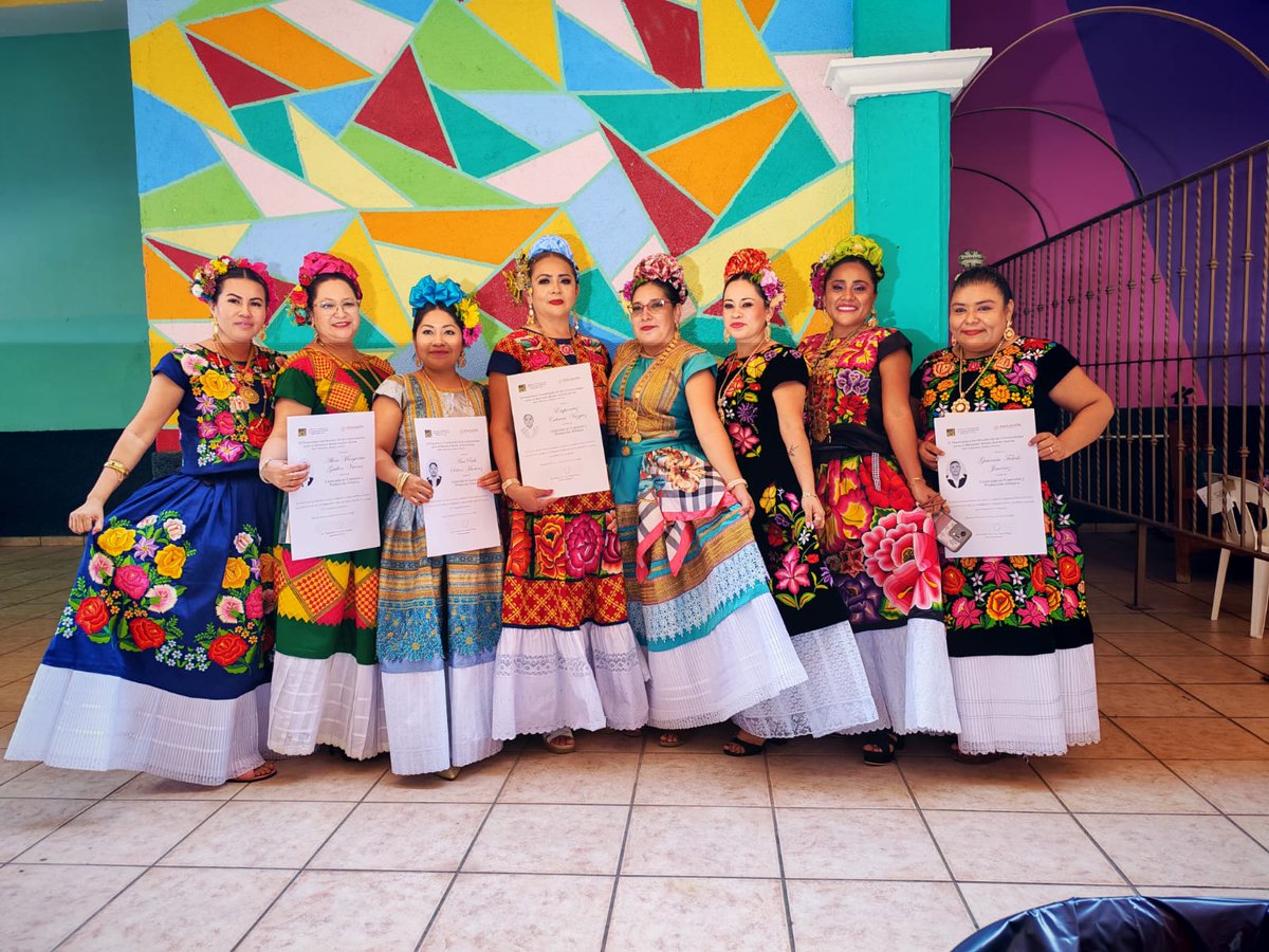 ubbjixtepec's tweet photo. ¡Celebramos con gran alegría la entrega de títulos en la UBBJ Ixtepec!
Reconocemos el esfuerzo, la constancia y los sueños cumplidos de nuestras y nuestros egresados.
¡Felicidades por este gran logro y por el camino que comienza!
#ixtepec #oaxaca #arte #UBBJIxtepec #UBBJG #UBBJ https://t.co/FukepiB8YC