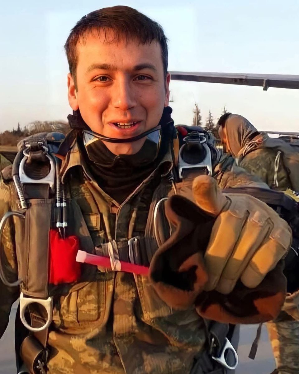 Enes'in naaşını Diyarbakır'da üç kişi yıkadı. İmam, dayısı ve bordo bereli devre arkadaşı üsteğmen.
Devre arkadaşı, Enes'in kulağına eğildi, “seninle beraber okuduk, beraber eğitim aldık, omuz omuza görev yaptık, ömrümün sonuna kadar hep yanımda olacaksın kardeşim” dedi, sonra da