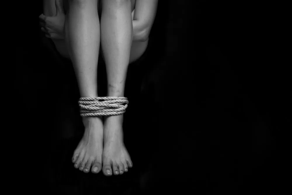 A partir de una resolución judicial, salió a la luz el caso de una chica de 15 años que, meses atrás, fue rescatada en plena madrugada de un micro de larga distancia, cuando dos adultos intentaban sacarla del país sin documentación y bajo los efectos de sustancias que la