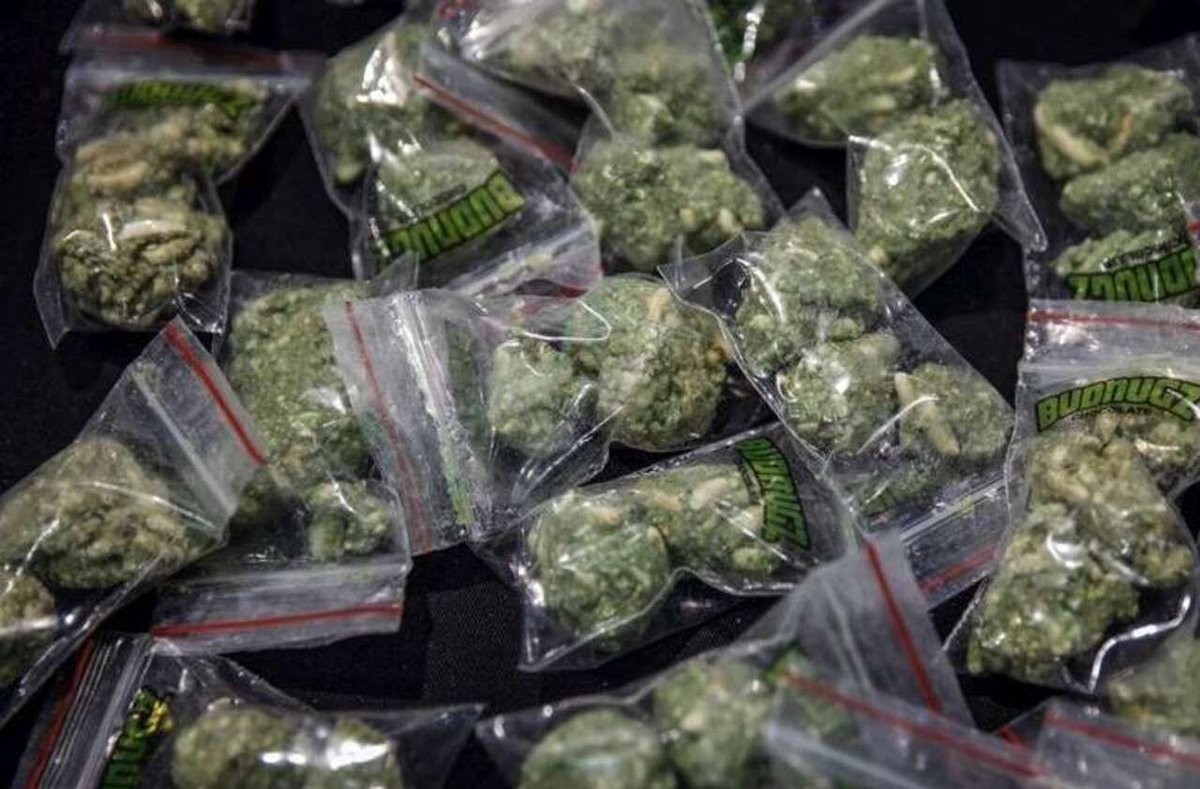 leparisien_fdiv's tweet photo. Saint-Denis-Roissy : deux hommes écroués pour avoir importé 125 kg de cannabis depuis les Etats-Unis
➡️ https://t.co/9UOhDzVXQr https://t.co/MIZWc69Idm