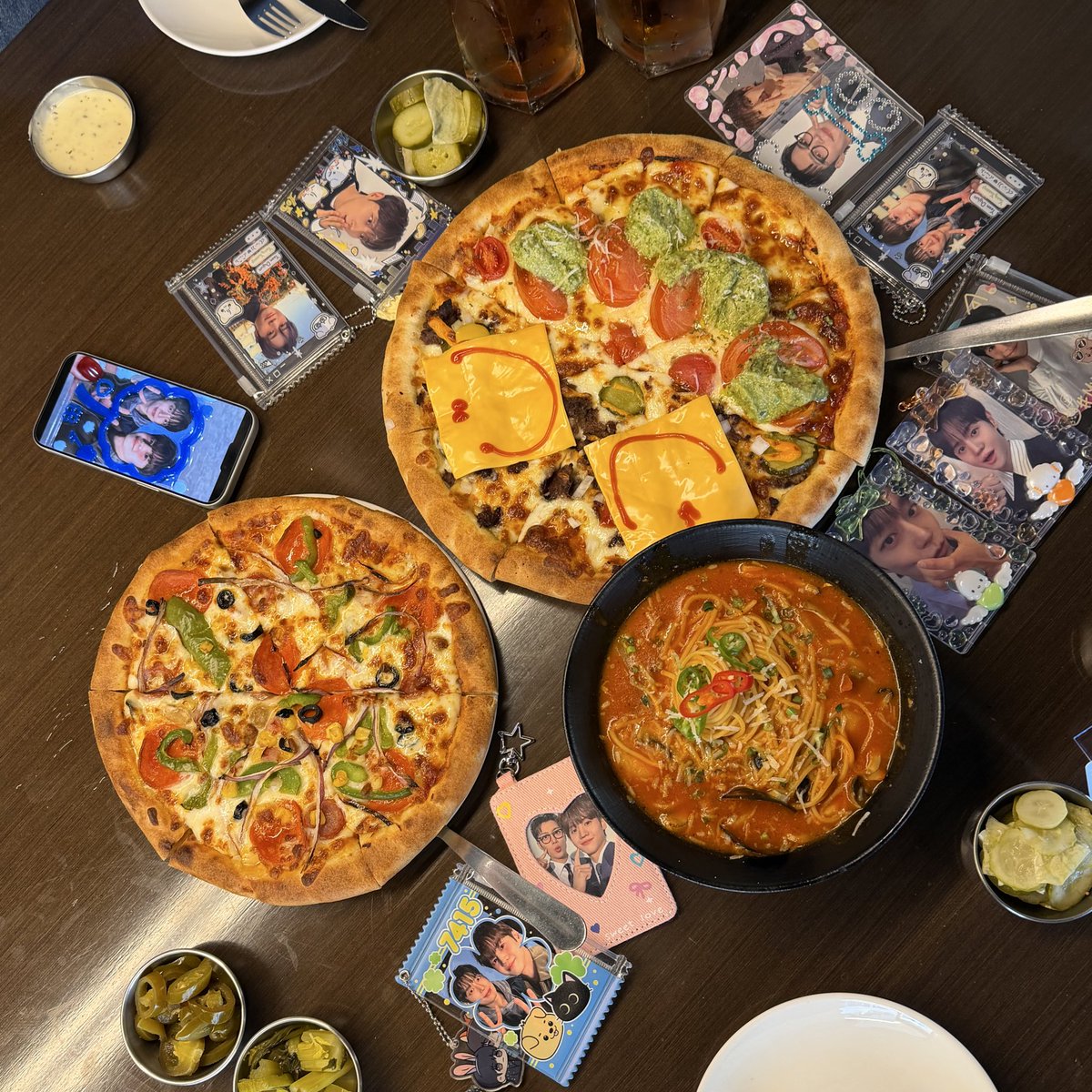 팀부산.. 
빈손으로만나기챌린지햇는데 
절대 말안듣쥬? 
ㅇㅈㅁ피자 안가고 
굳이굳이 또 다른 피자집 가쥬?
<a href="/gnuss_/">멍소🪽</a> <a href="/duyonice/">김두팔</a> <a href="/inspiteofthat__/">솔🪽</a> <a href="/hala7415/">빠뉴🪽</a>