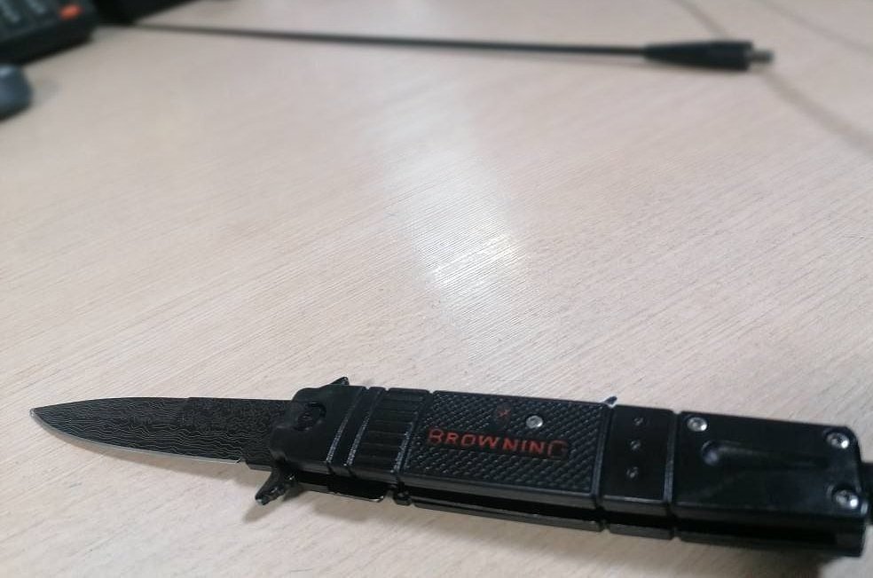 اونی که با چاقو میاد تو دانشگاه، اسمش #اغتشاشجو عه نه دانشجو!
مدل برخورد با همچین افرادی که به جای درس دنبال اغتشاش هستند نباید صرفا به آیین نامه های انظباطی دانشگاه ها محدود بشه!