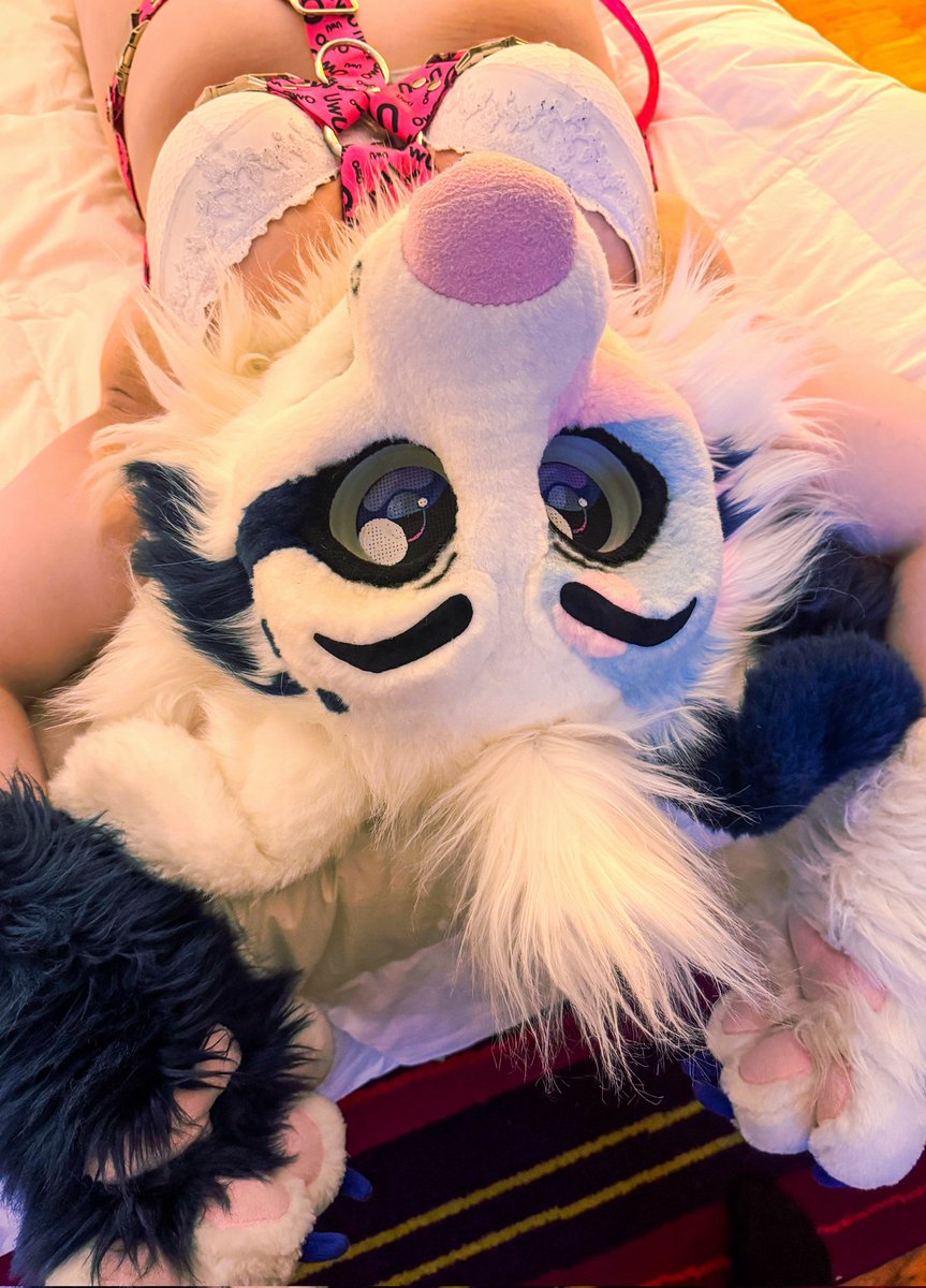 🩷🩵chilling at our hotel is nice and comfy c: 🩵🩷