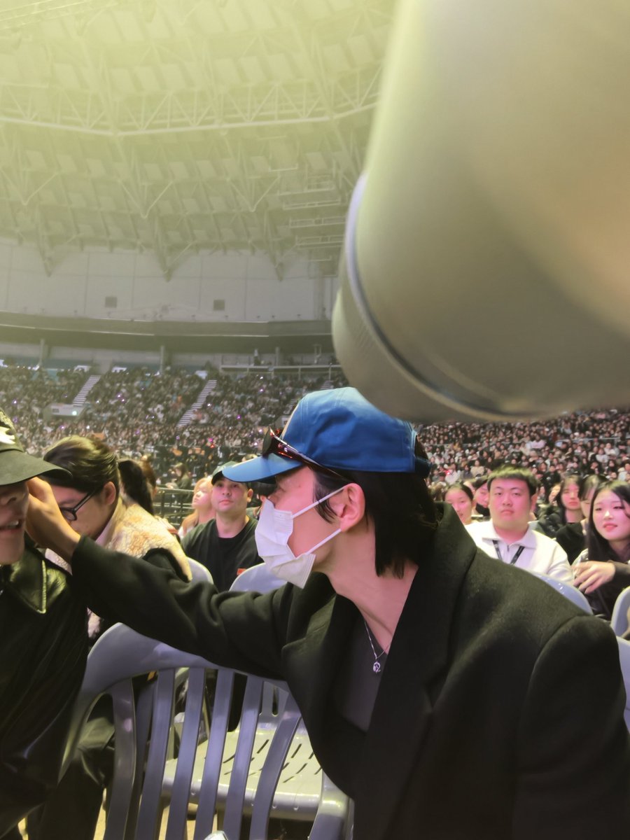 So funny 😆😆 There’s an I-DLE fanboy who posted Donghae’s photo and wrote this caption 😆

“Who’s this guy? He just happened to be sitting right behind me, and I even shook hands with him.”

#DONGHAE #동해

cr R3WJPG