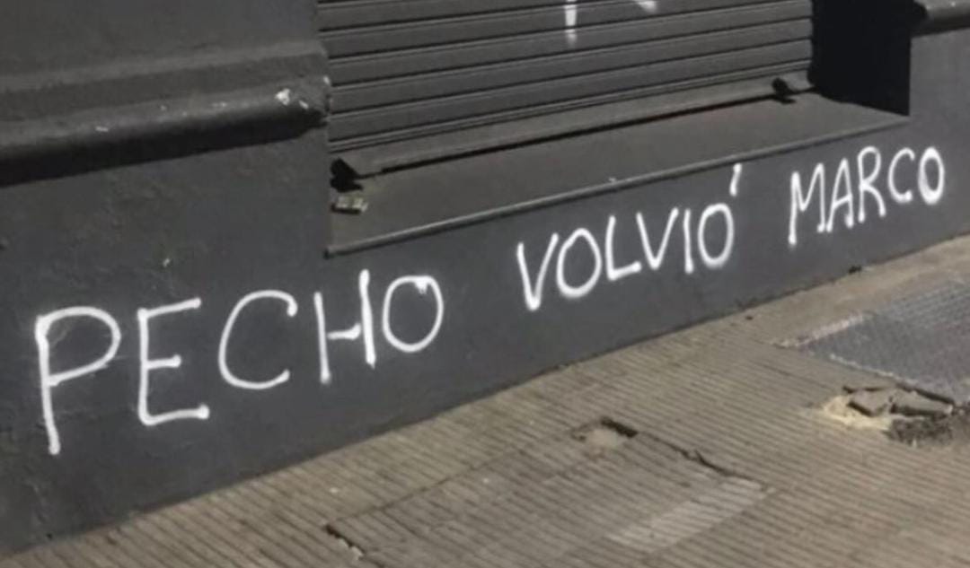 Me voy corriendo a ver qué escribe en mi pared la tribu de mi calle...