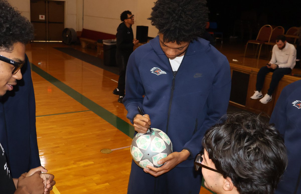UTSAMBB's tweet photo. It's always a great day when we get the opportunity to give back to our 210 community! Thank you Somerset Oaks for having the Roadrunners be part of your day!

#BirdsUp🤙 | #LetsGo210 https://t.co/owmR2pw7Nx