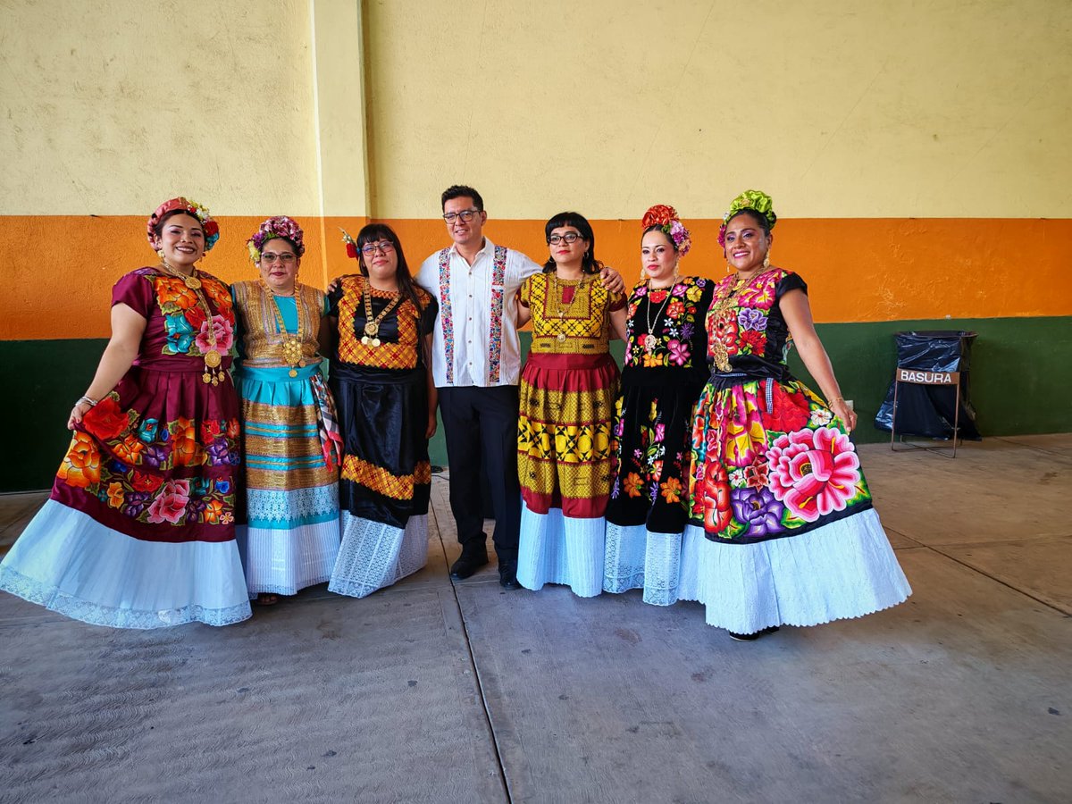 ubbjixtepec's tweet photo. ¡Celebramos con gran alegría la entrega de títulos en la UBBJ Ixtepec!
Reconocemos el esfuerzo, la constancia y los sueños cumplidos de nuestras y nuestros egresados.
¡Felicidades por este gran logro y por el camino que comienza!
#ixtepec #oaxaca #arte #UBBJIxtepec #UBBJG #UBBJ https://t.co/FukepiB8YC
