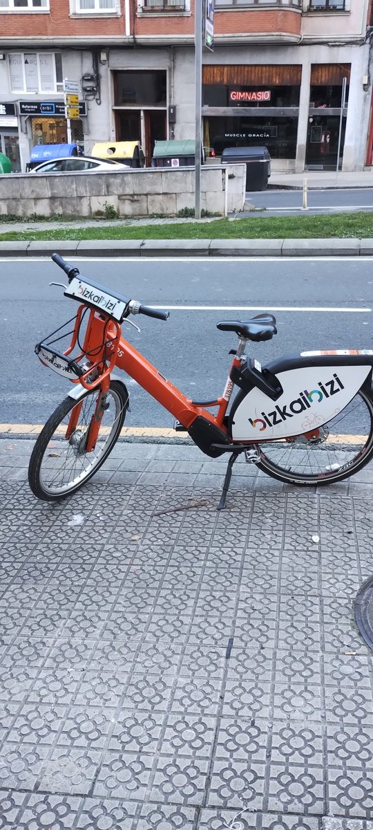 Ayer por la noche di el aviso a la policía municipal de Bilbao de que está bicicleta estaba junto a un vertido de escombros ilegal en Juan de Garay. <a href="/bizkaibizi/">Bizkaibizi</a> Aquí la tenéis. <a href="/ehbildubilbo/">EH Bildu Bilbo</a> <a href="/abandohabitable/">Por un Abando habitable 🌴🌴</a> <a href="/Bizizbizibilbao/">Biziz bizi bilbao</a>  #Zabalburu está abandonada