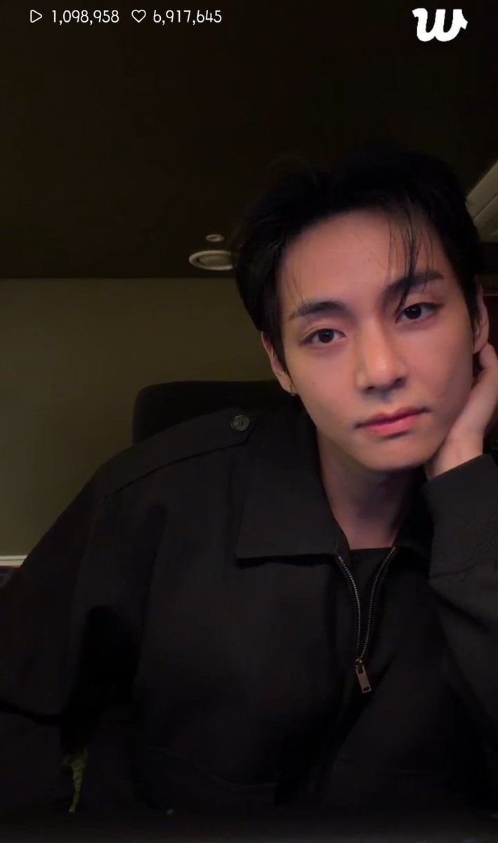 이렇게 그윽하게 봐주던 그가 가버렸어ㅜ
보고싶어요..라는 말만 남기고ㅜ

#김태형 #뷔 #V