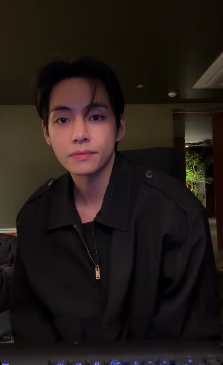 Taehyung casually serving his premium face economy for free in his recent livestream.