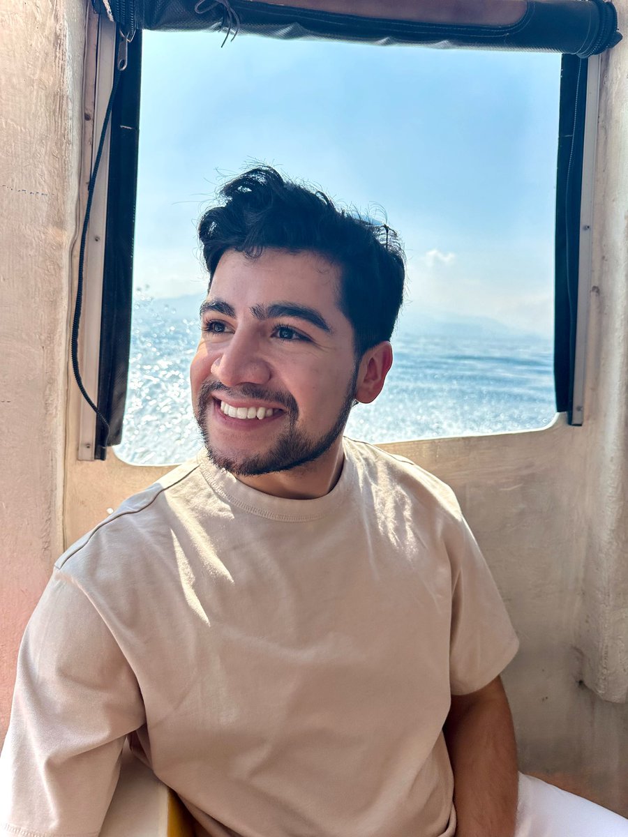 _simondeleon's tweet photo. As long as there’s a lake and a volcano in sight, I know I’ll be alright. Gracias por todo, Guatemala 🇬🇹 https://t.co/LeynA9lLyO