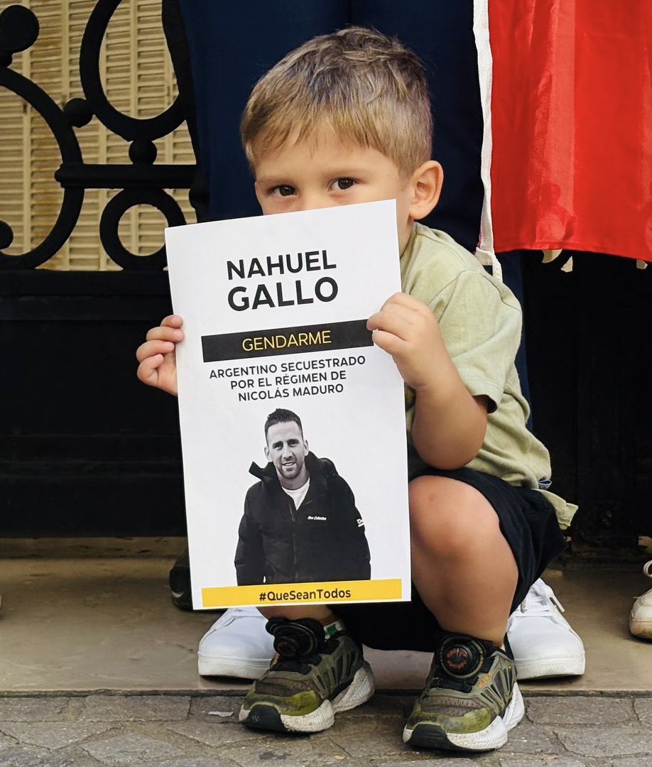 gg_alexand95764's tweet image. Exigimos una vez más la libertad inmediata de Nahuel Agustín Gallo. Han pasado 440 días sin escuchar su voz, sin una llamada, 440 días de angustia, de noches interminables, de un hijo que pregunta y espera.

Nos hablan de paz y de reconciliación… pero la paz verdadera empieza