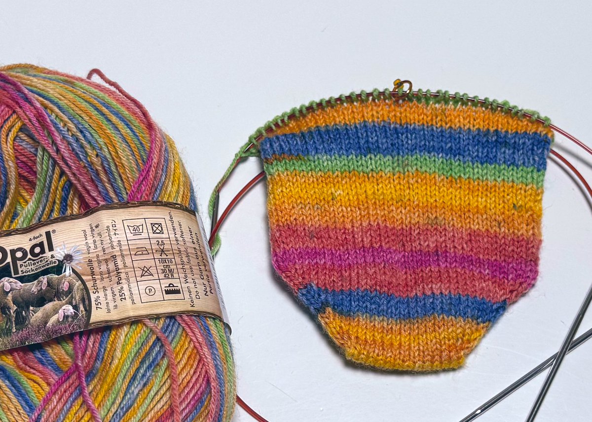 昨日ひっぱり出して爪先まで編み始めた糸がなんかちょっと今の気分じゃないよなぁ〜ってなって中断してこっちに戻った。
とりあえずこれ完成させなくては。