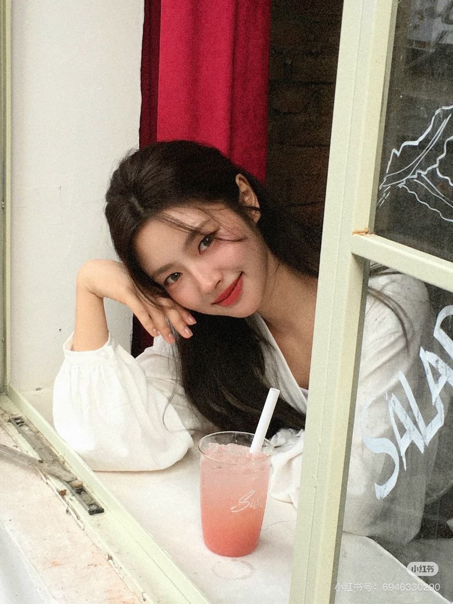 "Serius nanya nih, kalian kalau disuruh pilih antara cinta atau uang, kalian pilih mana?"