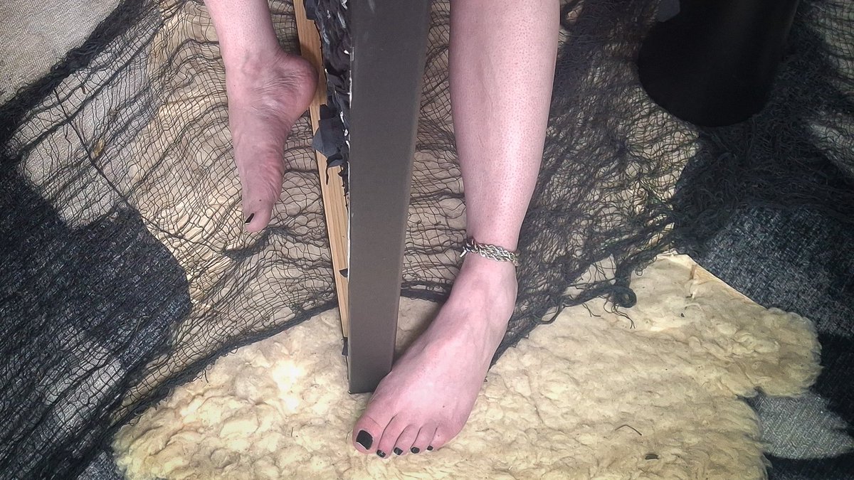 Cadaver_Feet's tweet photo. Lucky you💋! The full behind the scenes album drops this Sunday🤤! I'm sure you're going to love a glimpse behind the veil💖. #CadaverFeet #CryptCore #CryptCrafted #BehindtheScenes #FiberArt #FootModel #FootPics #FootFetish #RaisedBed #WIP #FootQueen #SexyFeet https://t.co/qG5zCpIYOH