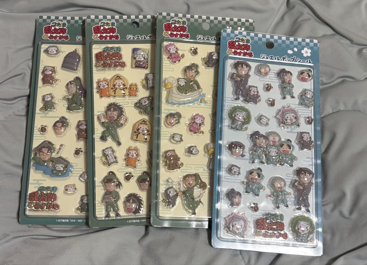 Chloe_2463's tweet photo. 忍たま乱太郎とらすかるばざーる！の段にこれから行かれる方、ジュエルポップシールの出来があまり良くないので気をつけてください🙇‍♀️店頭に注意書きもあったと思いますが、印刷ズレ 白っぽいのり？がついてるやつ等沢山ありました😂
⚠️写真は不良ではありません https://t.co/1IwMnQ7EN3