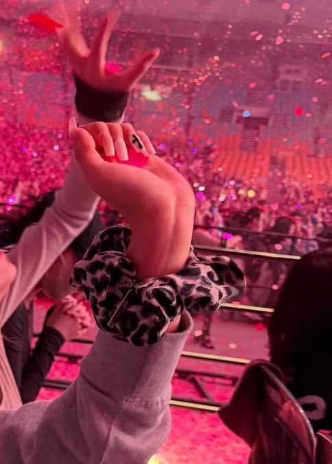 너무 신경쓰이는 여자.... 흩날리는 컨페티 속에서 남들 신나서 다 손 뻗는데 혼자 얌전히 소원 비는 여자🥹🥹🥹