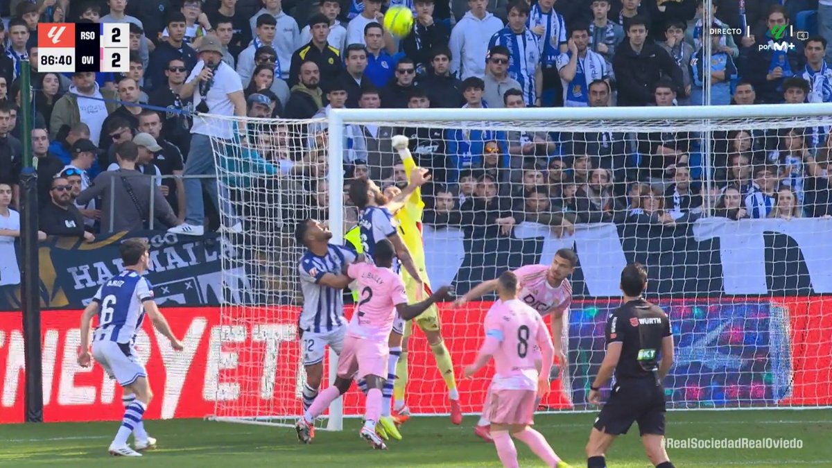 MrAsubio's tweet photo. #Real #Oviedo

🥊 Sale Escandell para pegar un puñetazo al balón donde se encuentra el brazo de Ćaleta-Car impactándole.

📌 ES FALTA, NO GOL.

👮🏻‍♂️:❌️
📺:❌️❌️❌️

▪️Puedes no apreciar el toque en vivo, pero el Var debe intervenir. Con un portero se puede saltar, chocar... https://t.co/8KMMO5RzS2